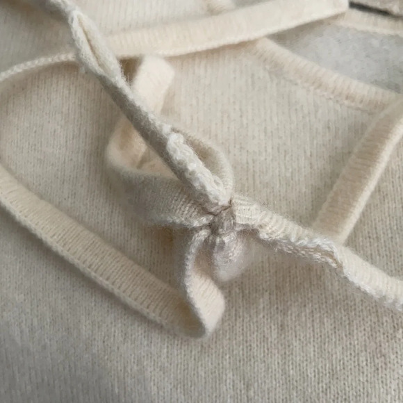 BCBG MAXAZRIA Collection 100% Cashmere Open Back Sweater size M - Picture 10 of 10